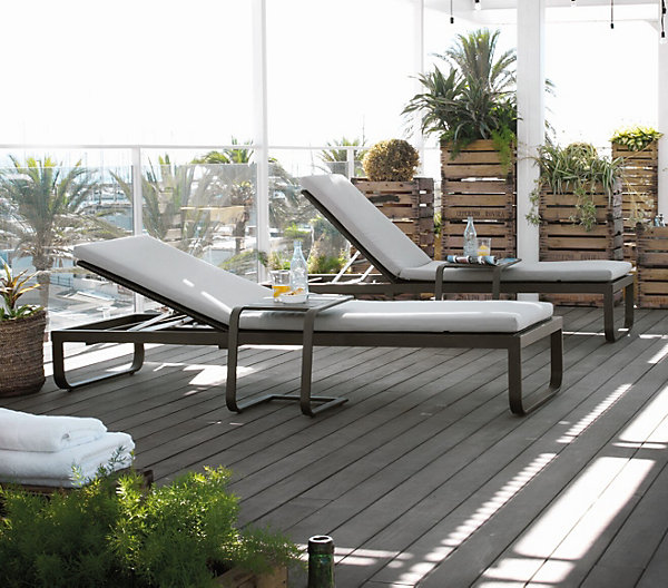 Bain de soleil en aluminium couleur marron avec coussin gris