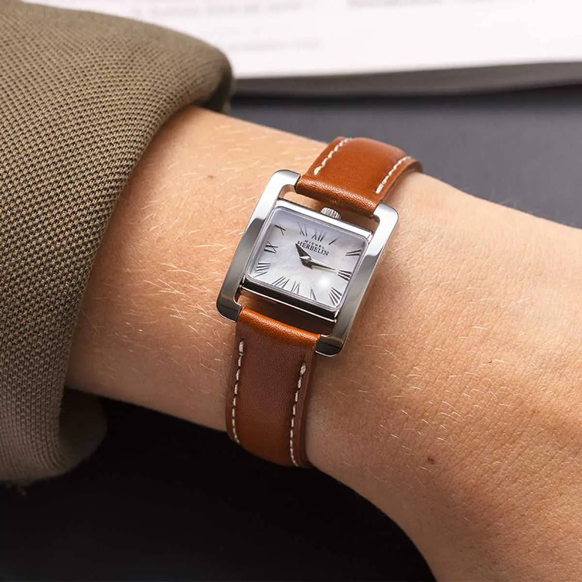 Ve AVENUE – QUARTZ – NACRE BLANCHE & CUIR CAMEL