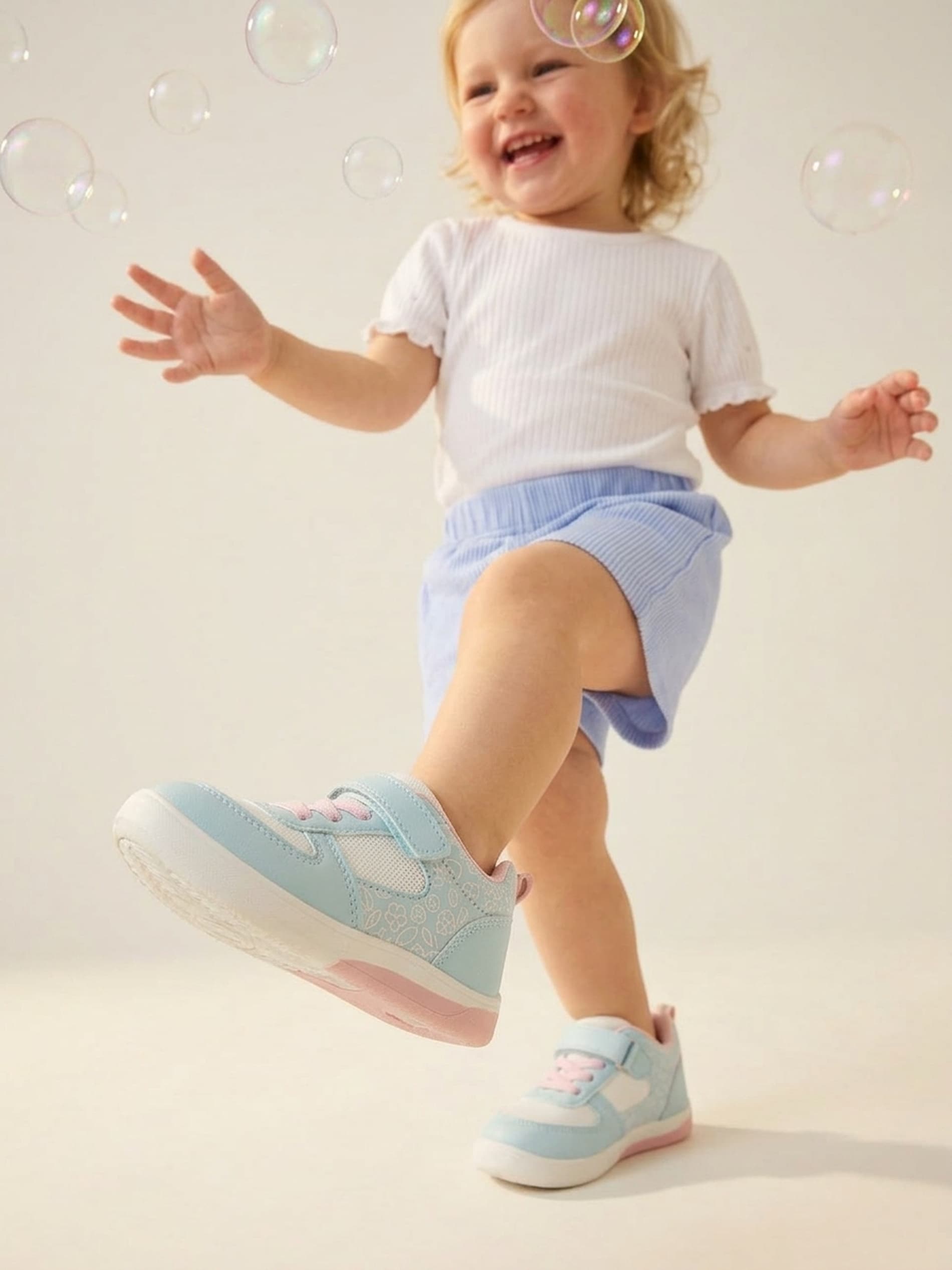 Sneakersy ze świecącą podeszwą LED i skórzaną wkładką