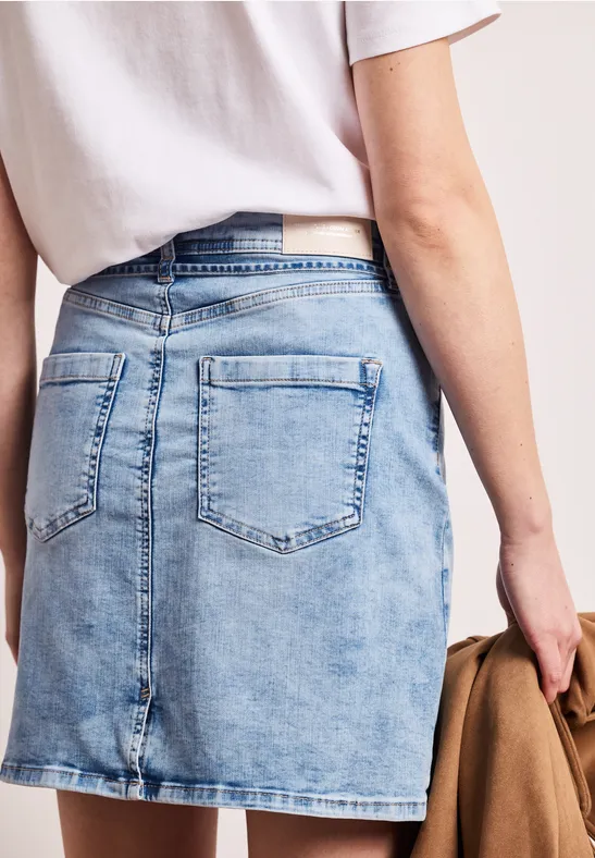 Knielanger Jeansrock mit Gürteldetail