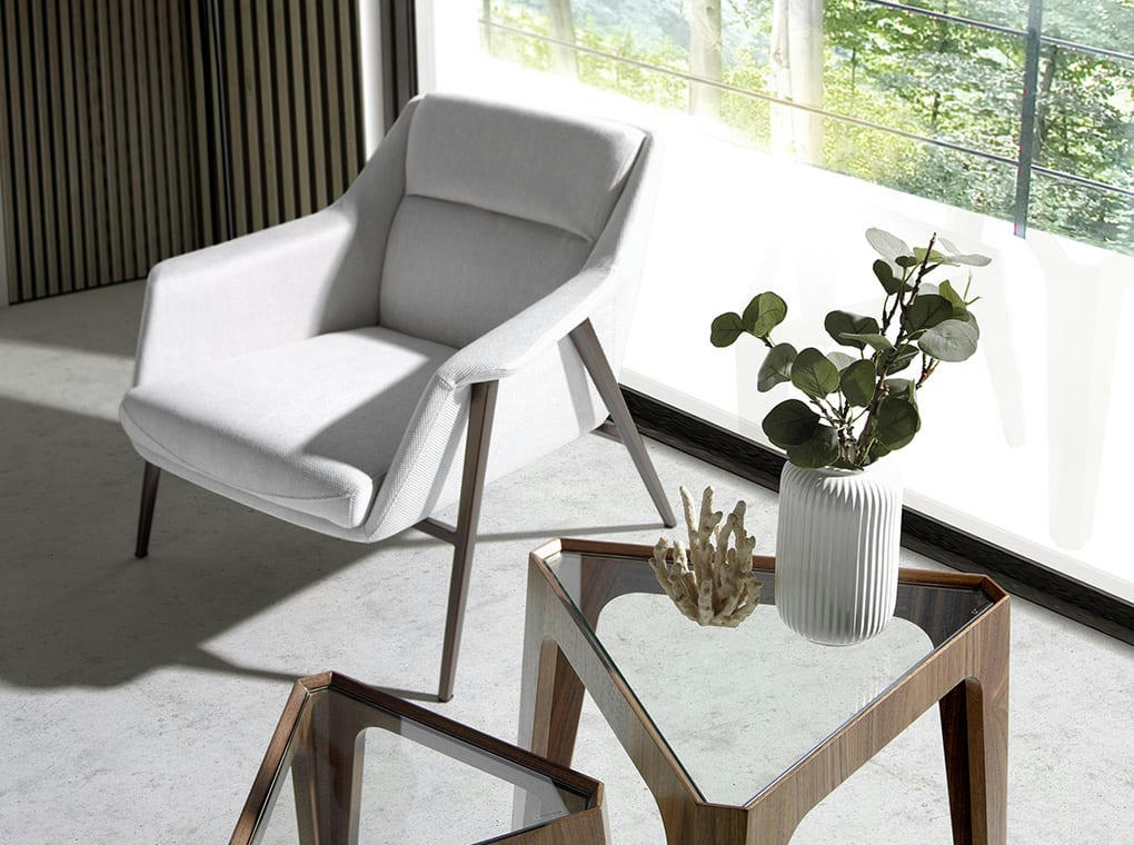 - Fauteuil tissu blanc et pieds acier brun