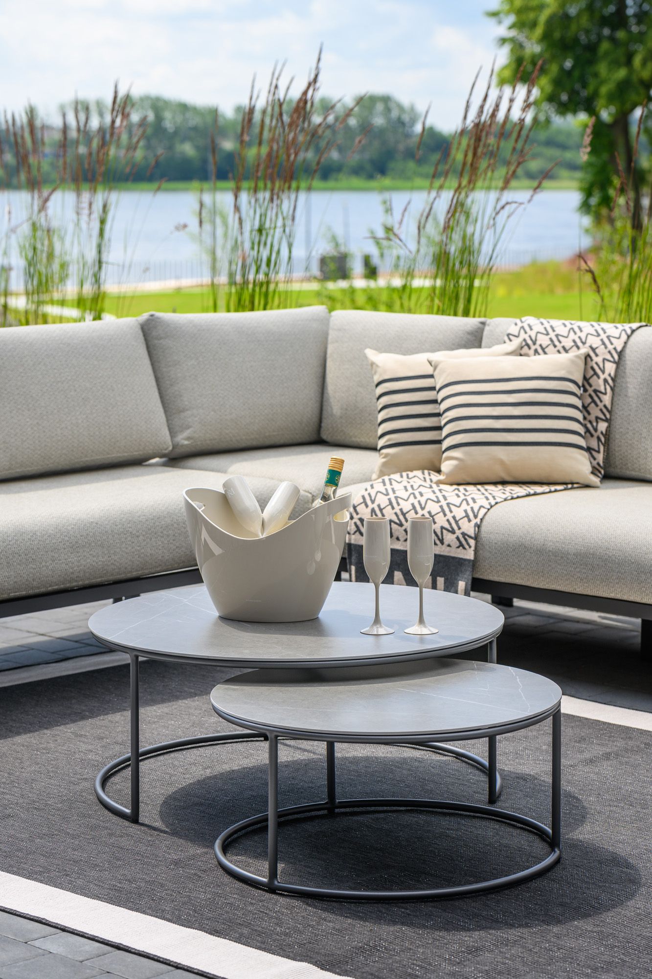 Zestaw dwóch stolików kawowych ogrodowych Iluma 85x36 cm/65x31 cm Miloo Home