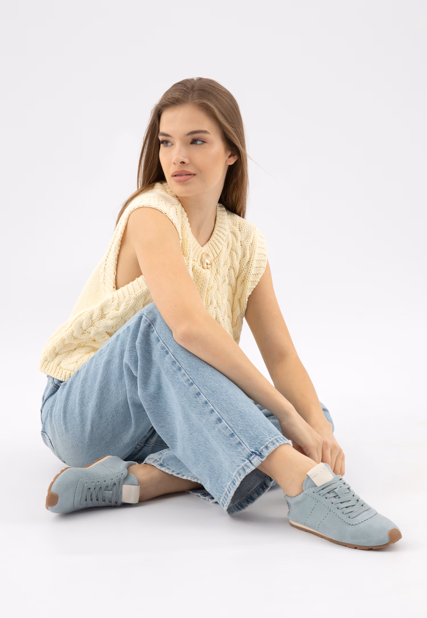 Jasnoniebieskie sneakersy na cienkiej podeszwie