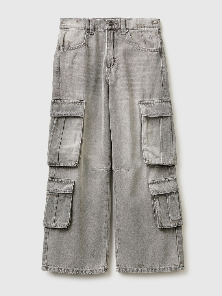 Loose fit jeans with pockets