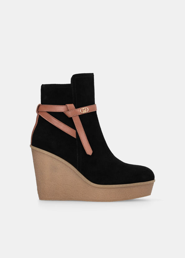 Stivaletti in suede con zeppa