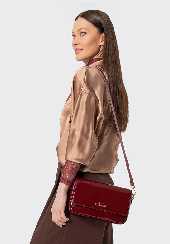 Elegancka damska listonoszka ze skóry lakierowanej bordowa
