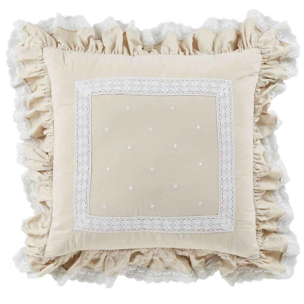 CLEMENCE - Coussin en coton beige avec détails volants et dentelles blancs 60x60