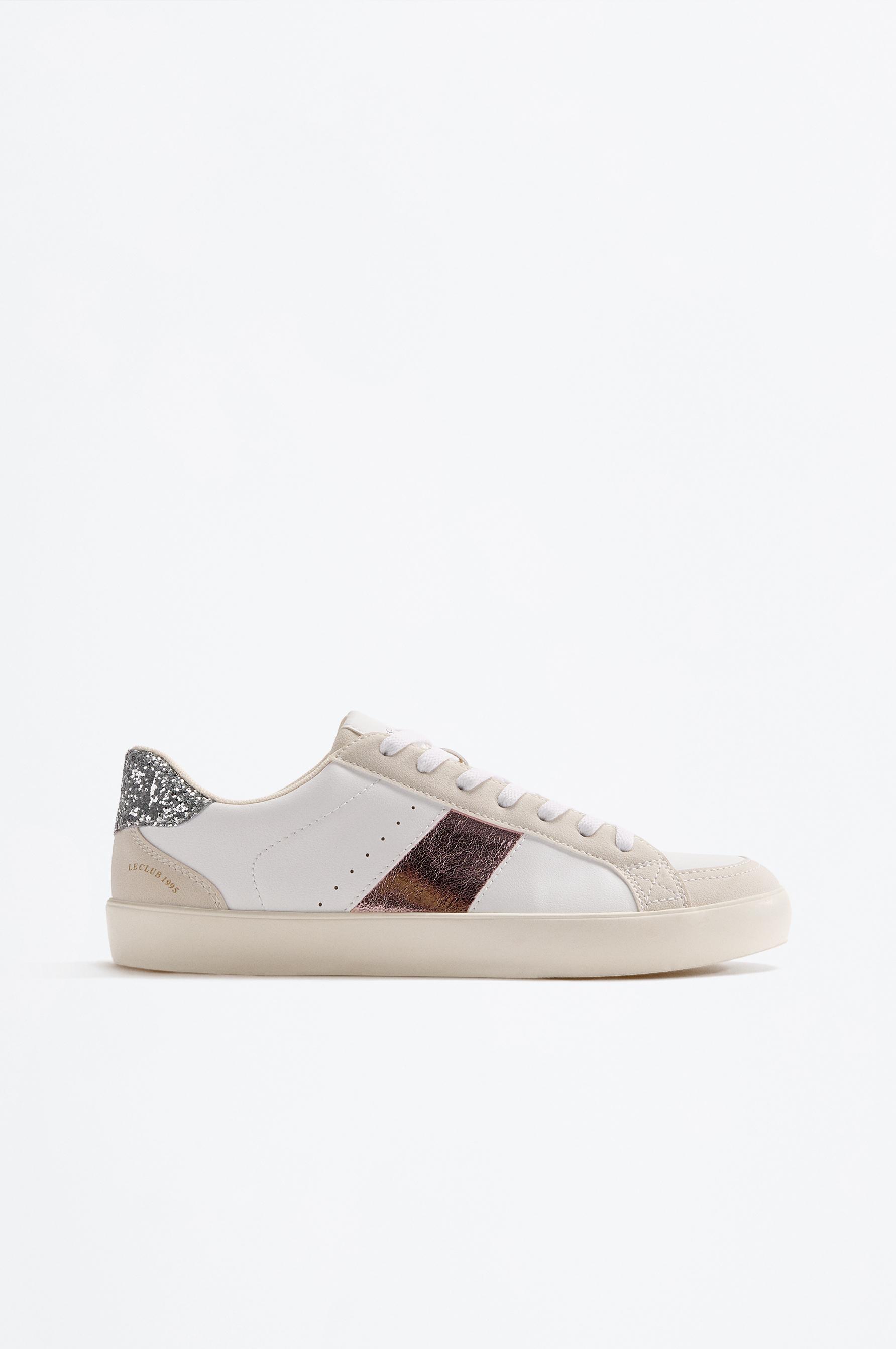 Zapatilla brillos y detalles metalizados