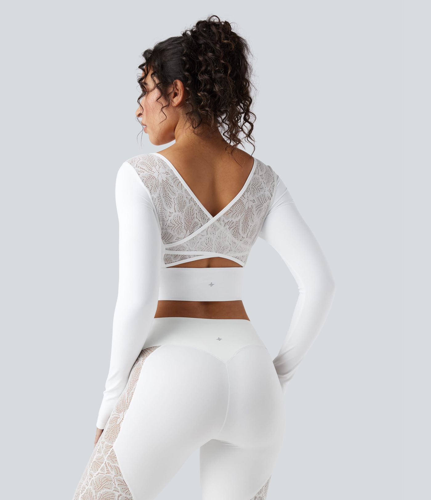 Haut de sport yoga court push-up à manches longues avec passants pouces et dentelle contrastée - UPF50  SoftlyZero™