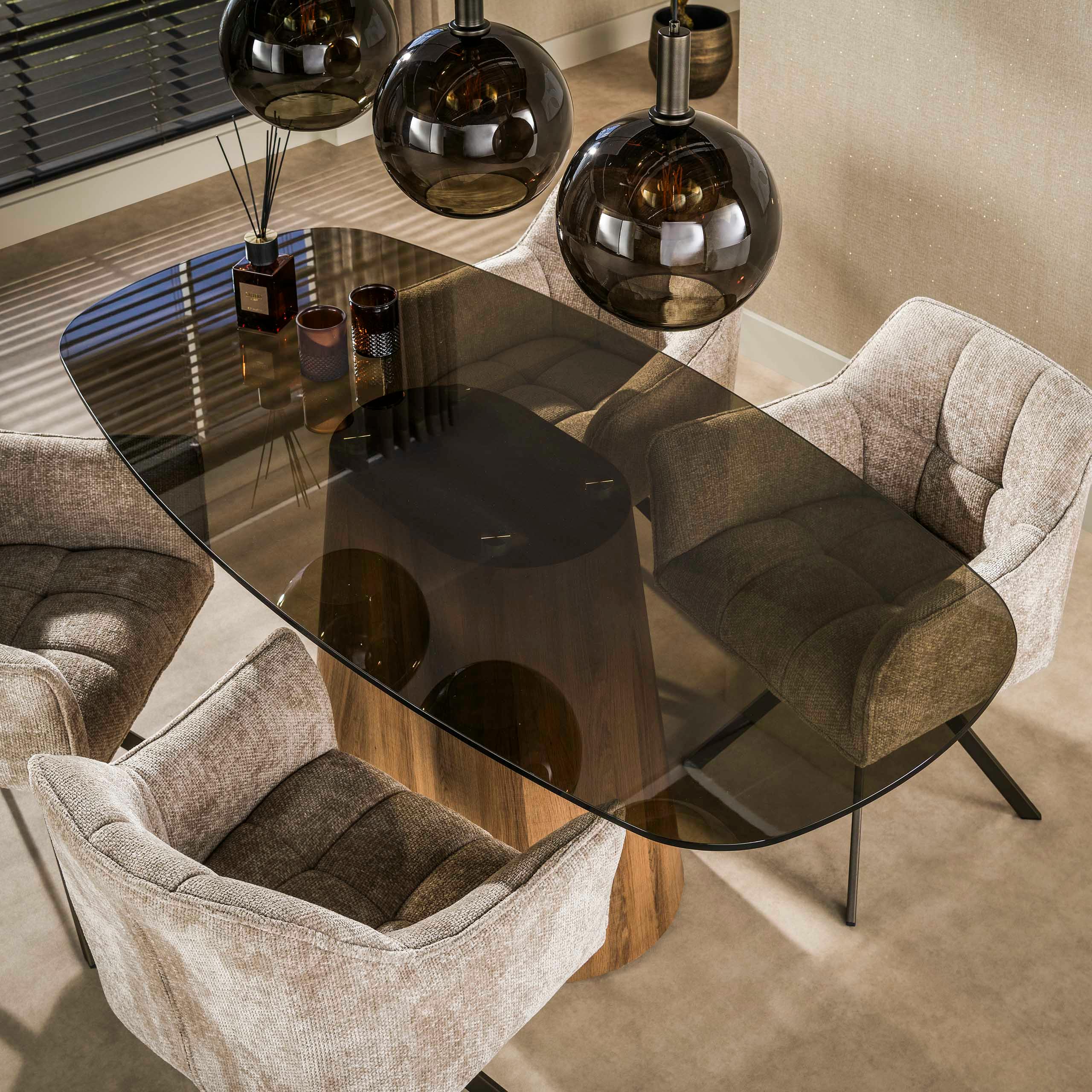 Table à manger en verre fumé design ovale organique 180 cm MILOS