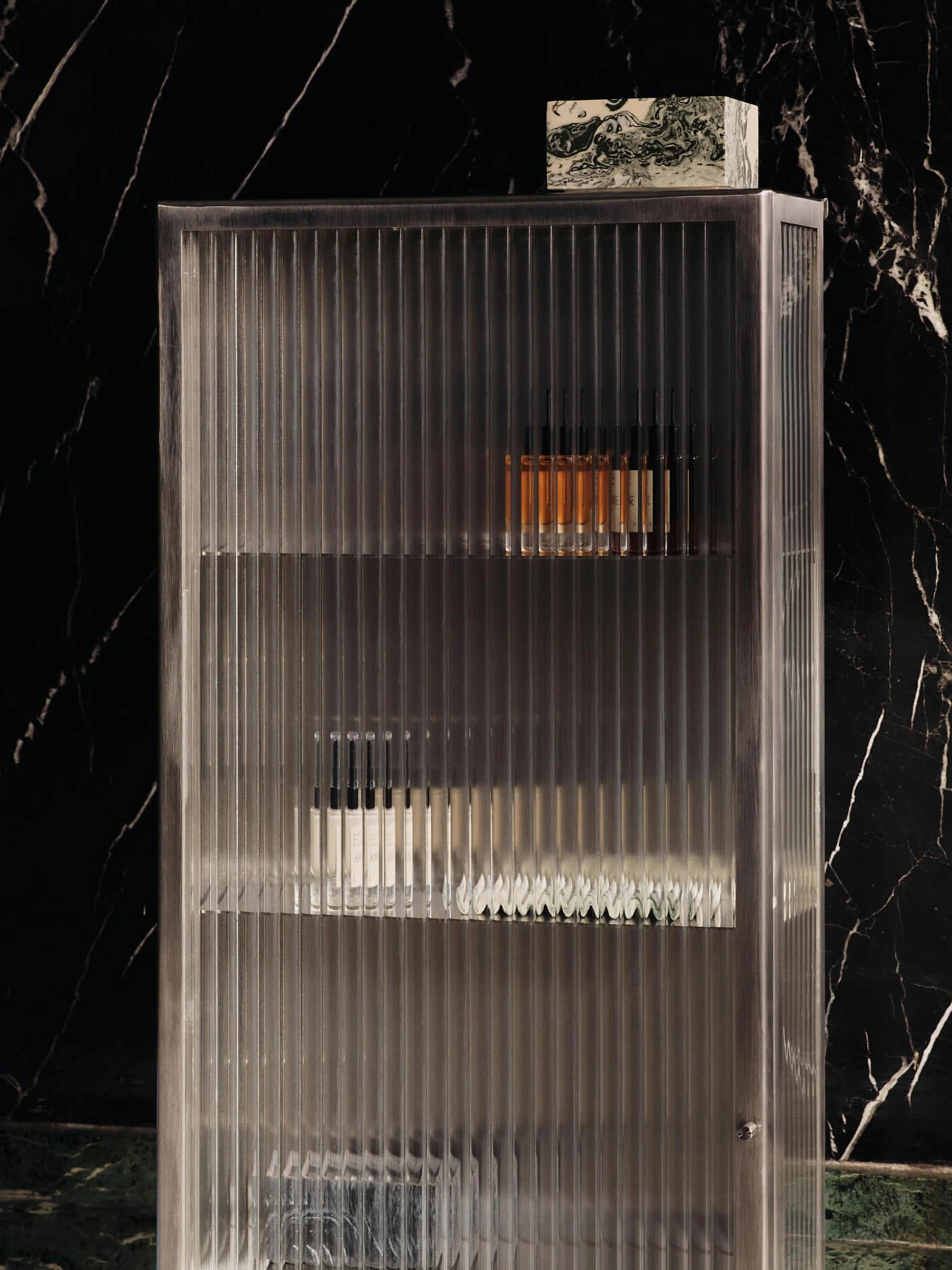 Wand-Vitrine Haze