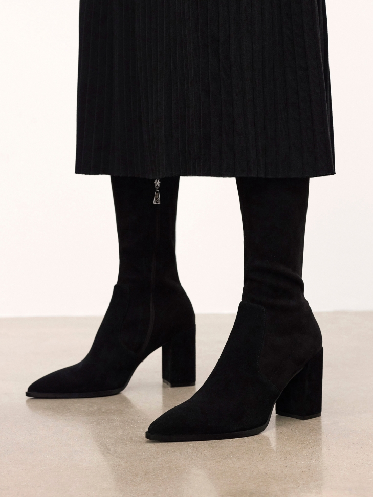 Black musketeers made of combined materials