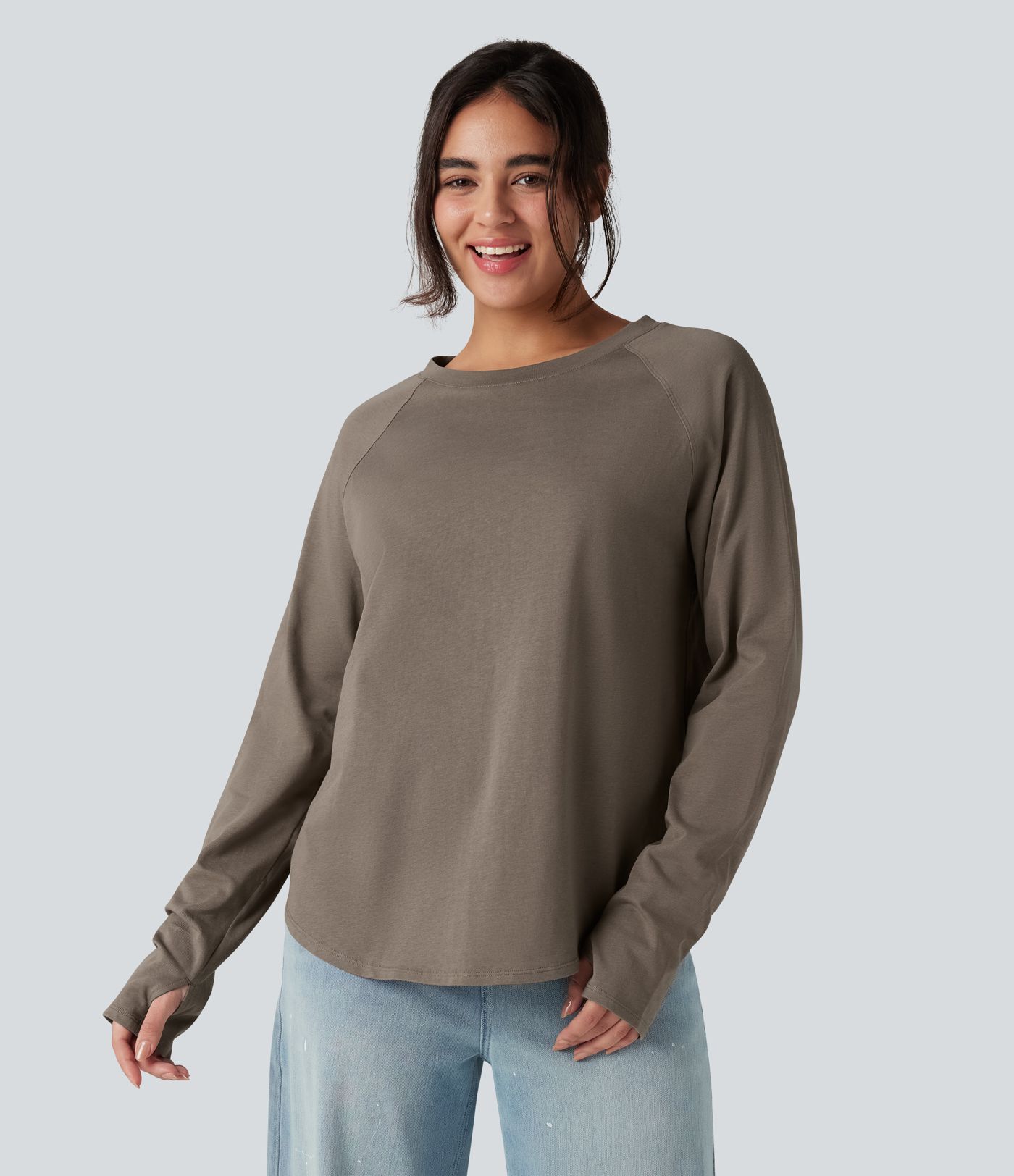 T-shirt décontracté en coton à col rond, manches longues raglan avec passants pouces et ourlet arrondi, coupe ample