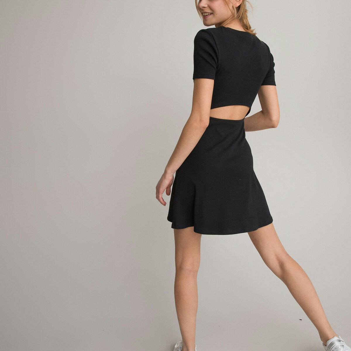 Robe manches courtes en côtes, joli dos