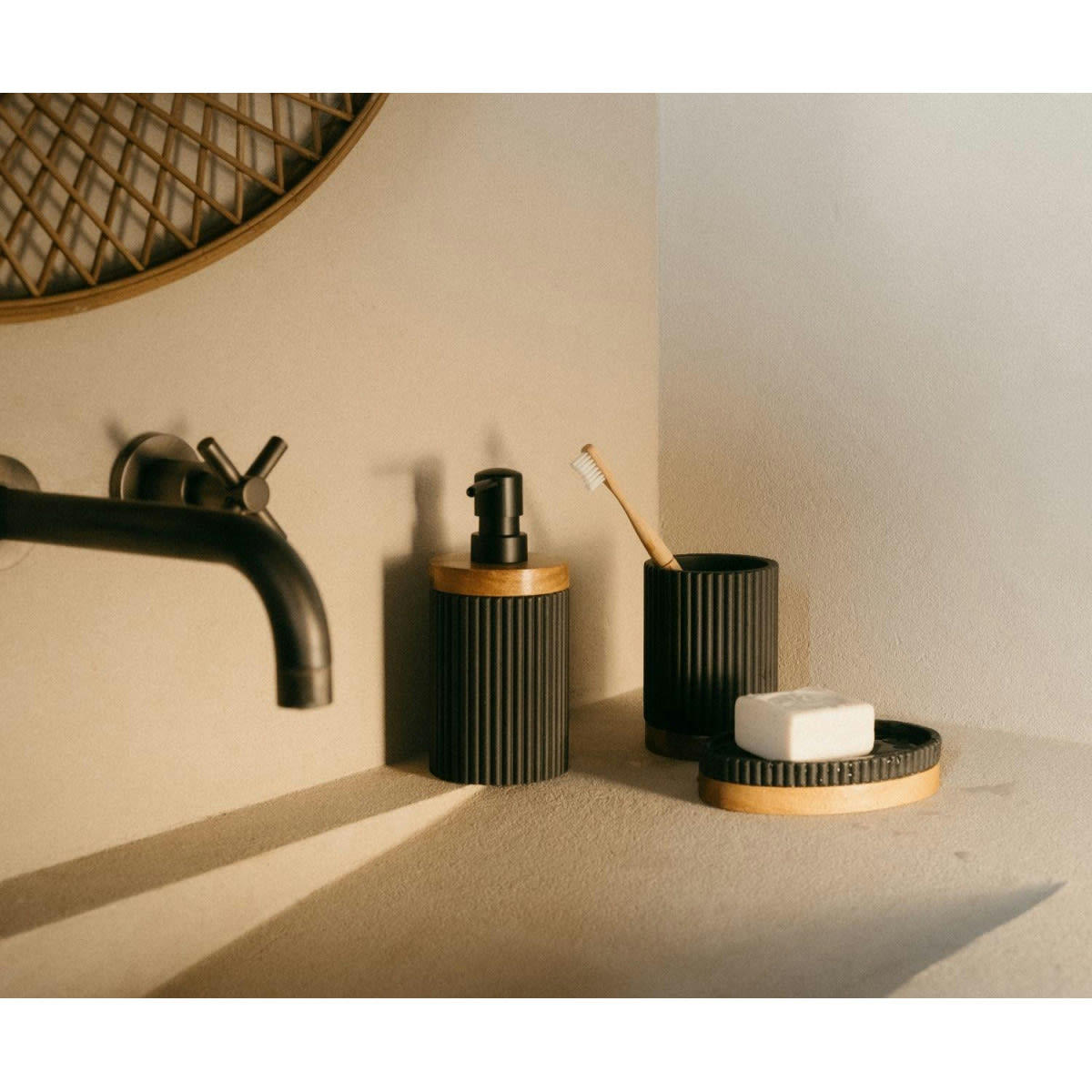 - Porte savon polyrésine noir et acacia 14x9,5x3cm