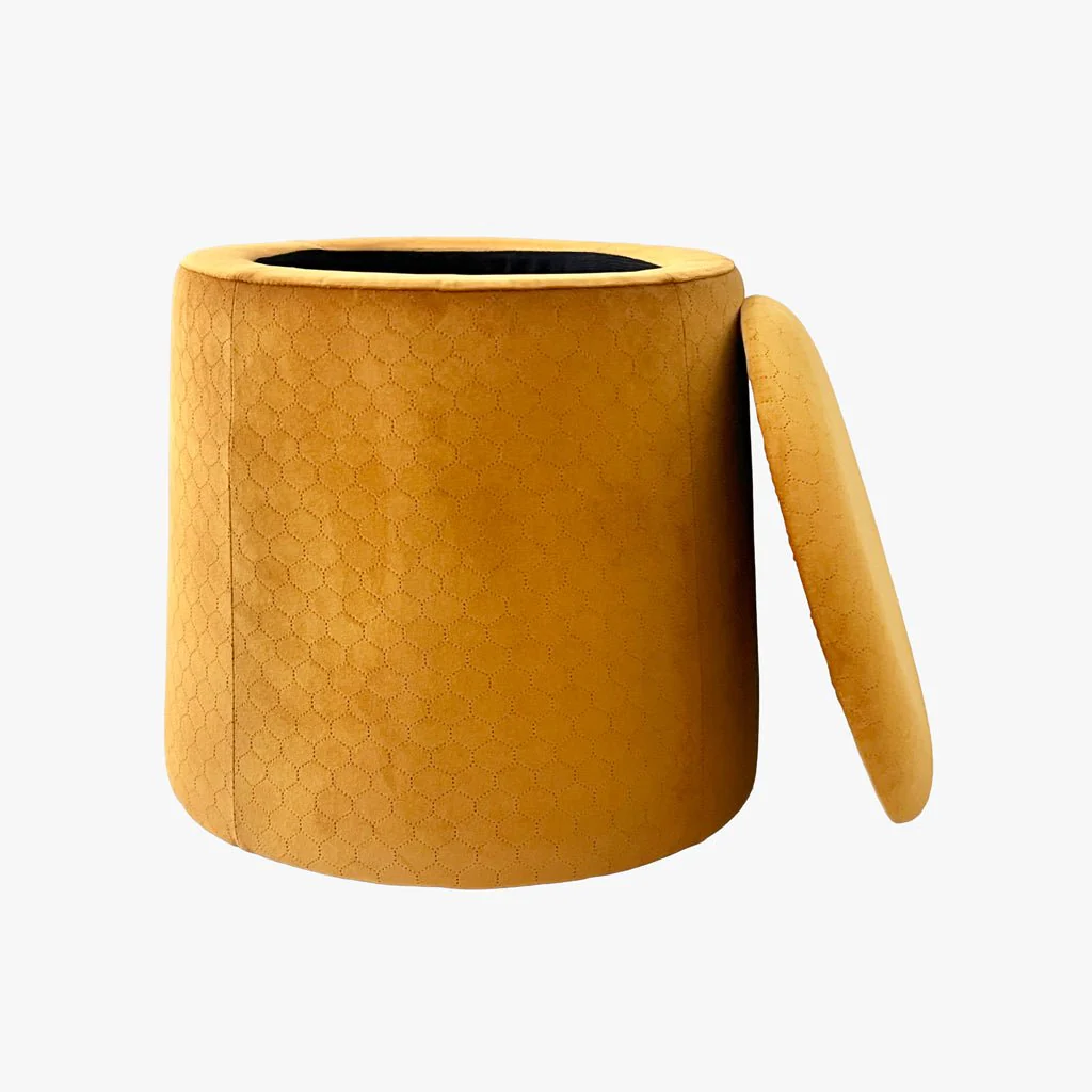 Pouf Mostarda de Veludo com padrão e arrumação LUCENA
