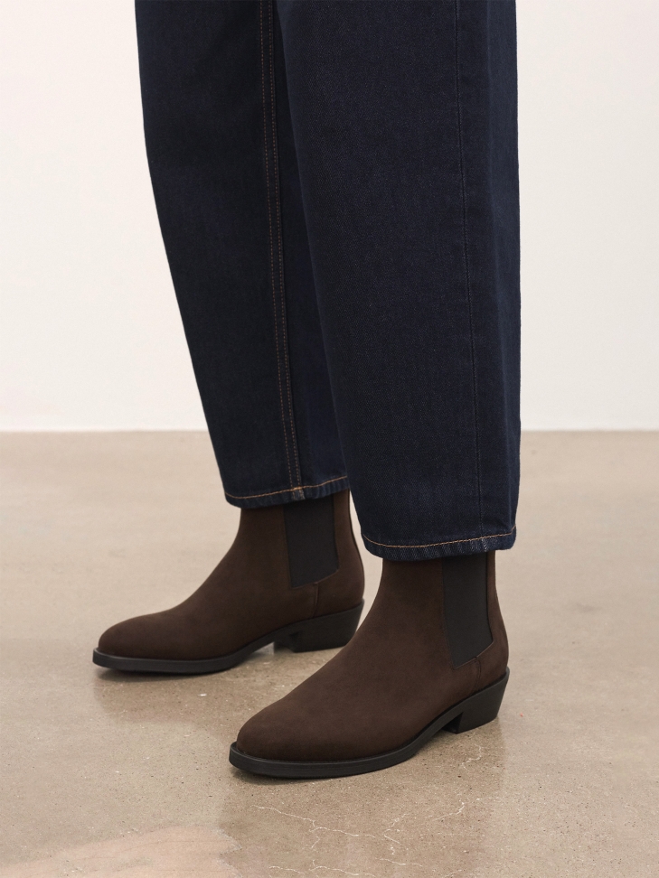 Suede boots with elastic inserts