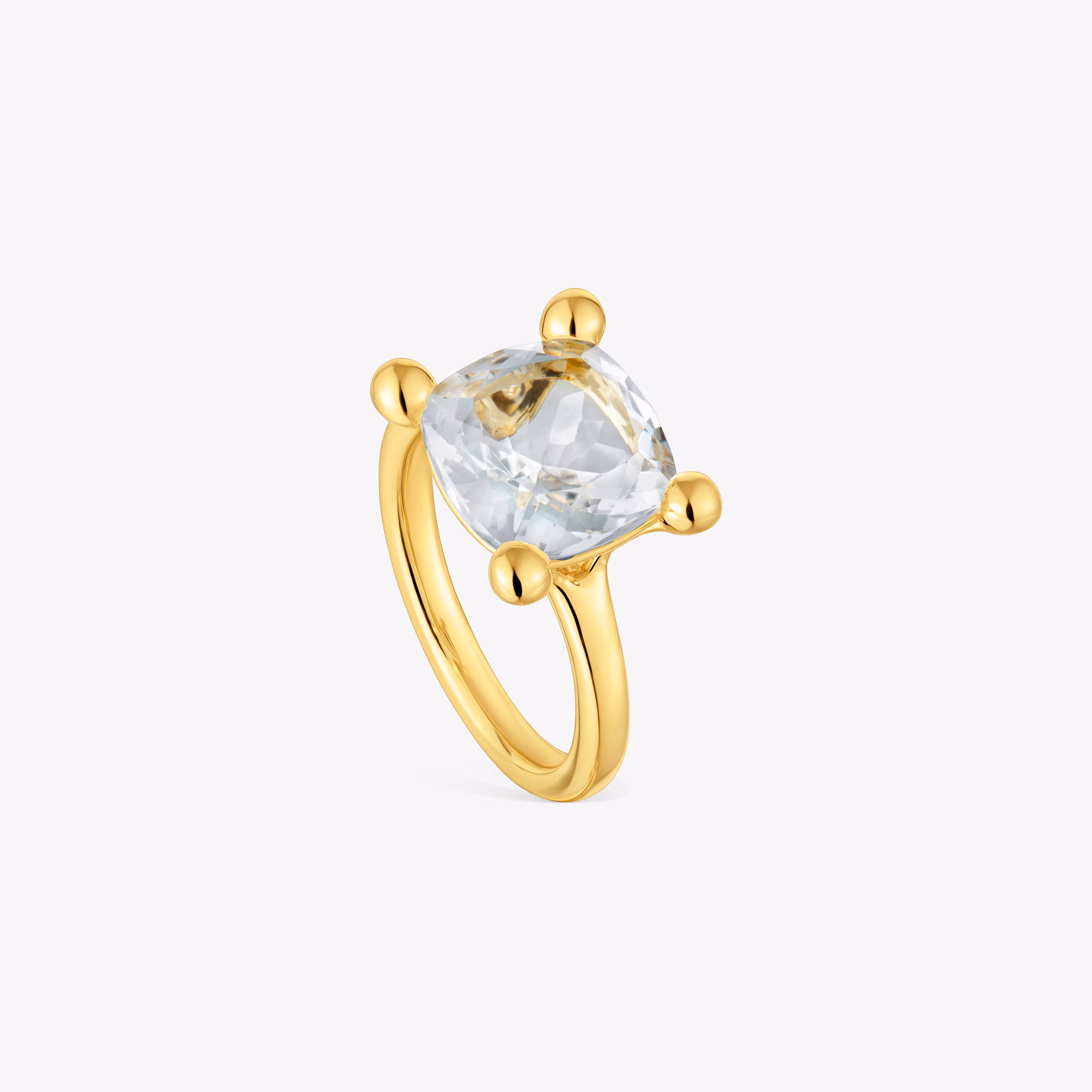 Anillo mediano con baño de oro 18 kt sobre plata y cuarzo cristal de roca Color White