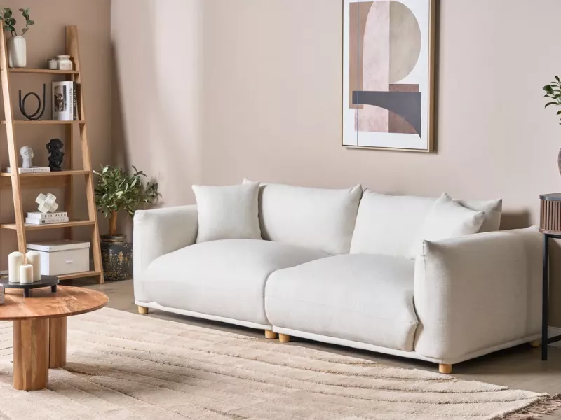 Tapicerowana sofa z poduszkami biała