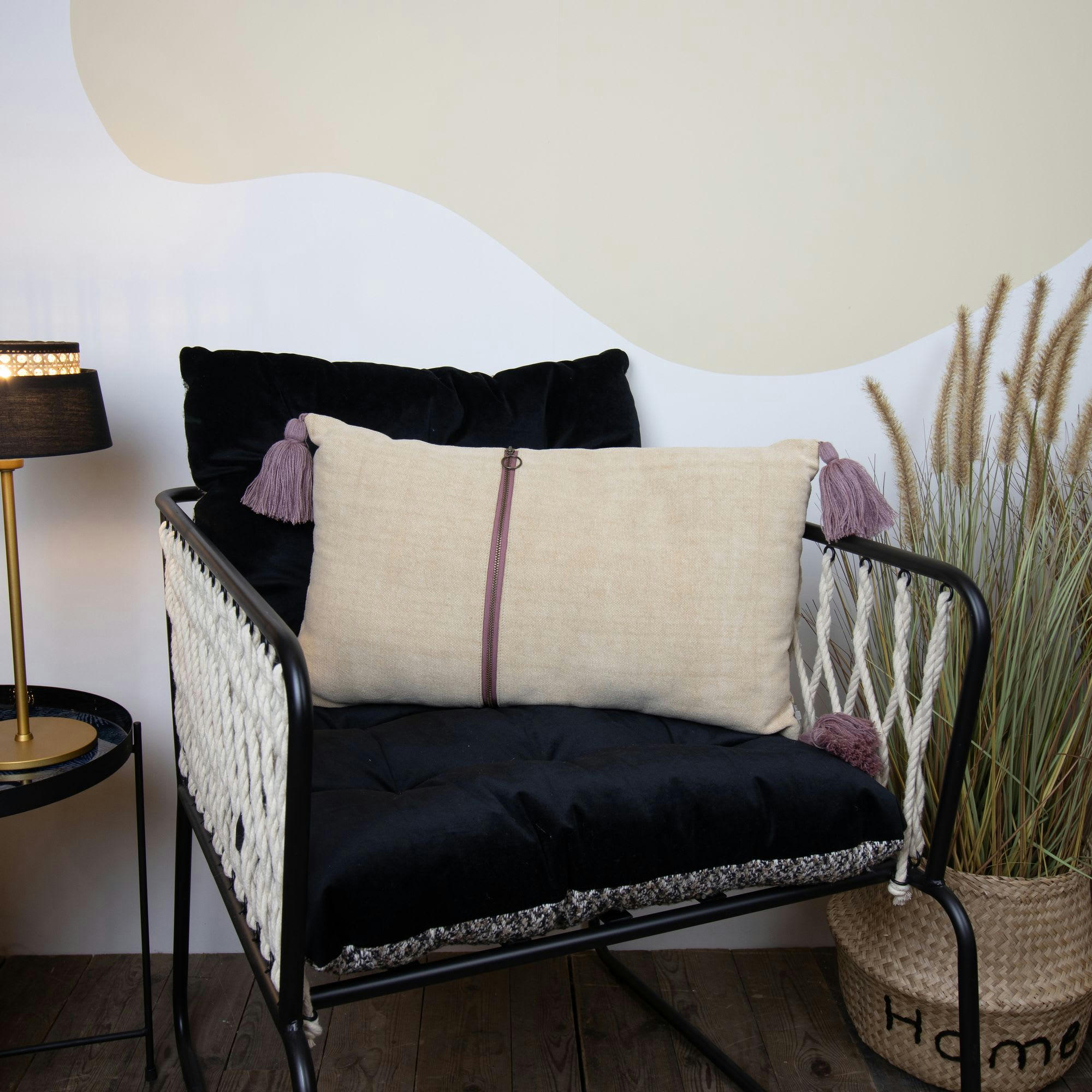 AGRA - Coussin en coton beige avec pompons rose 30x50cm