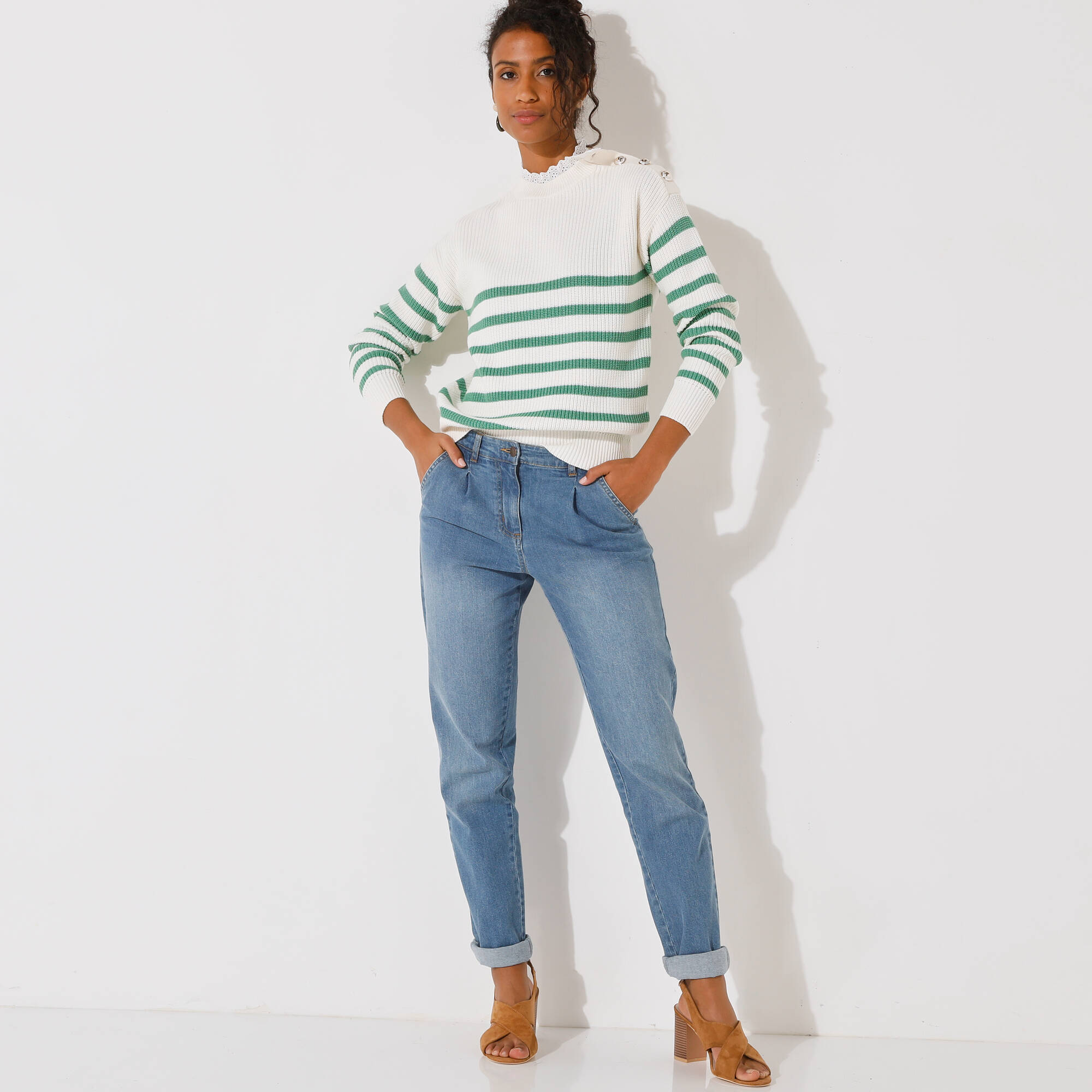 Pull rayé, col broderie anglaise