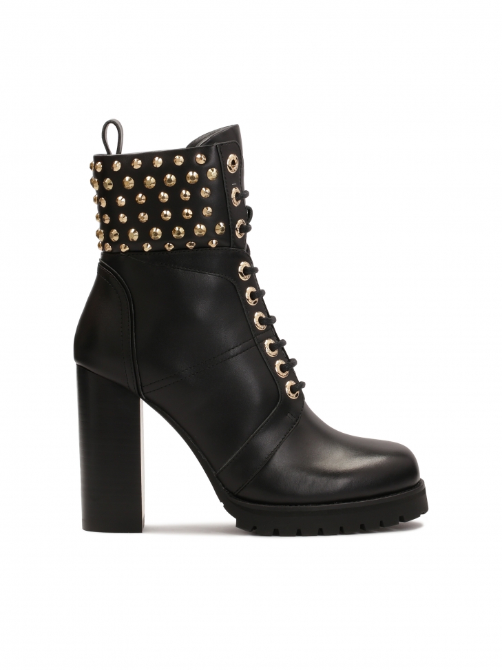 Boots with upper decorated with round rivets