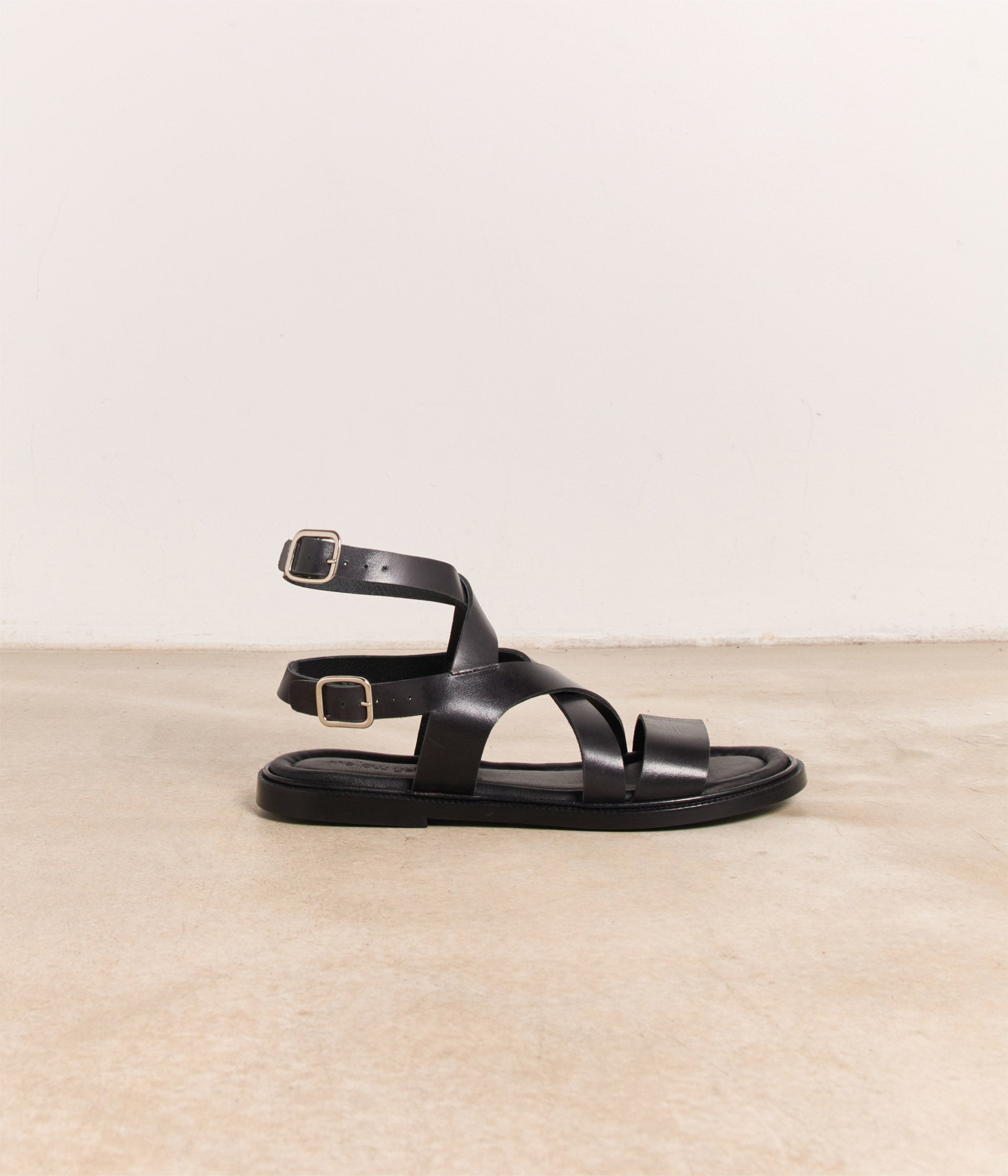 Sandales plates noires Gisla