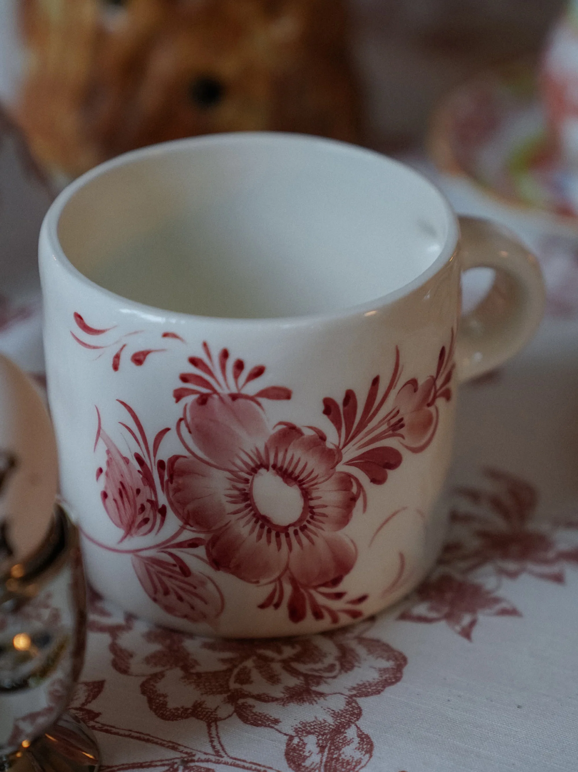 Handbemalte Tasse Whimsical Rose