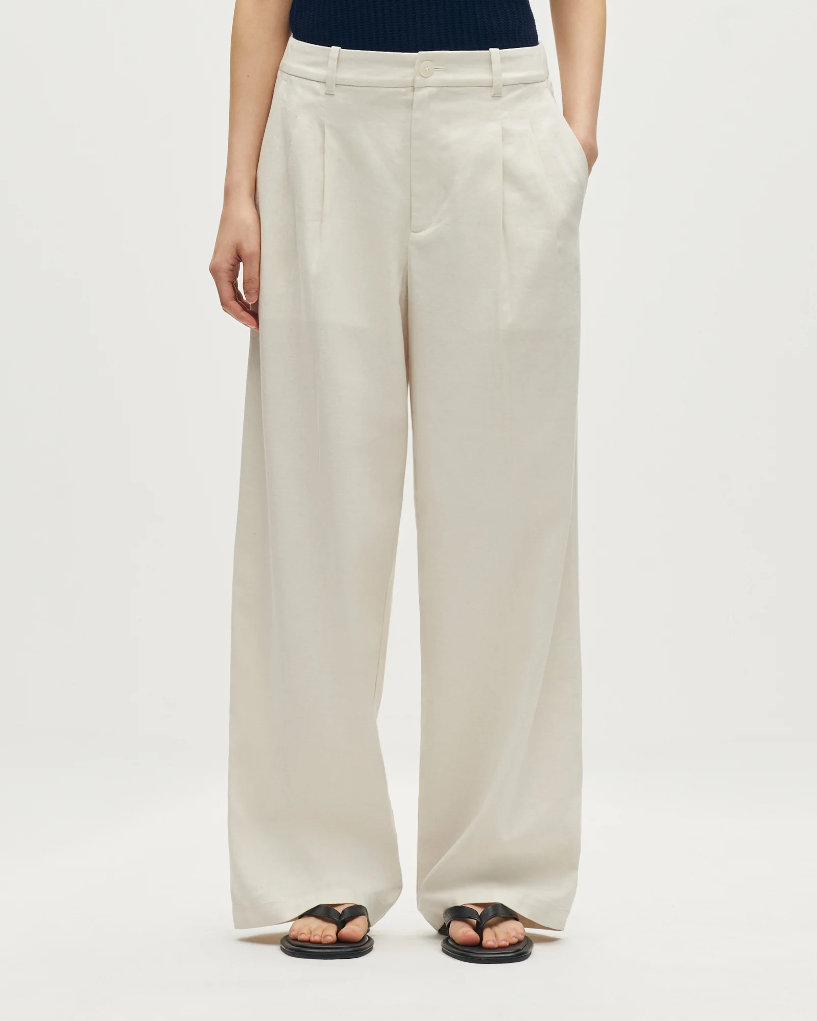 Pantalon droit à plis en coton et lin