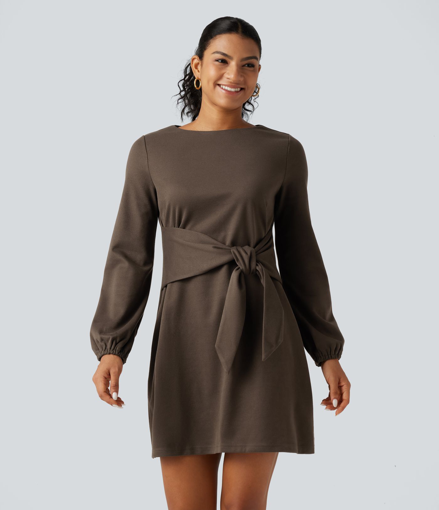 Robe mini de bureau à encolure arrondie, manches longues et lien sur le côté
