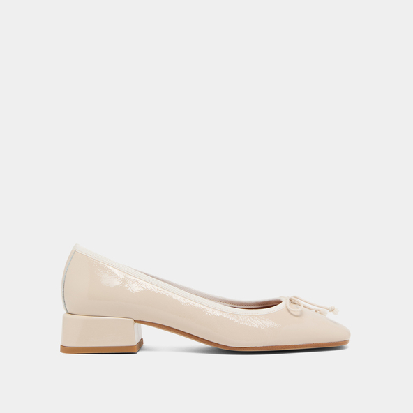 Ballerines à petits talonsen vernis plissé écru | DYBIL