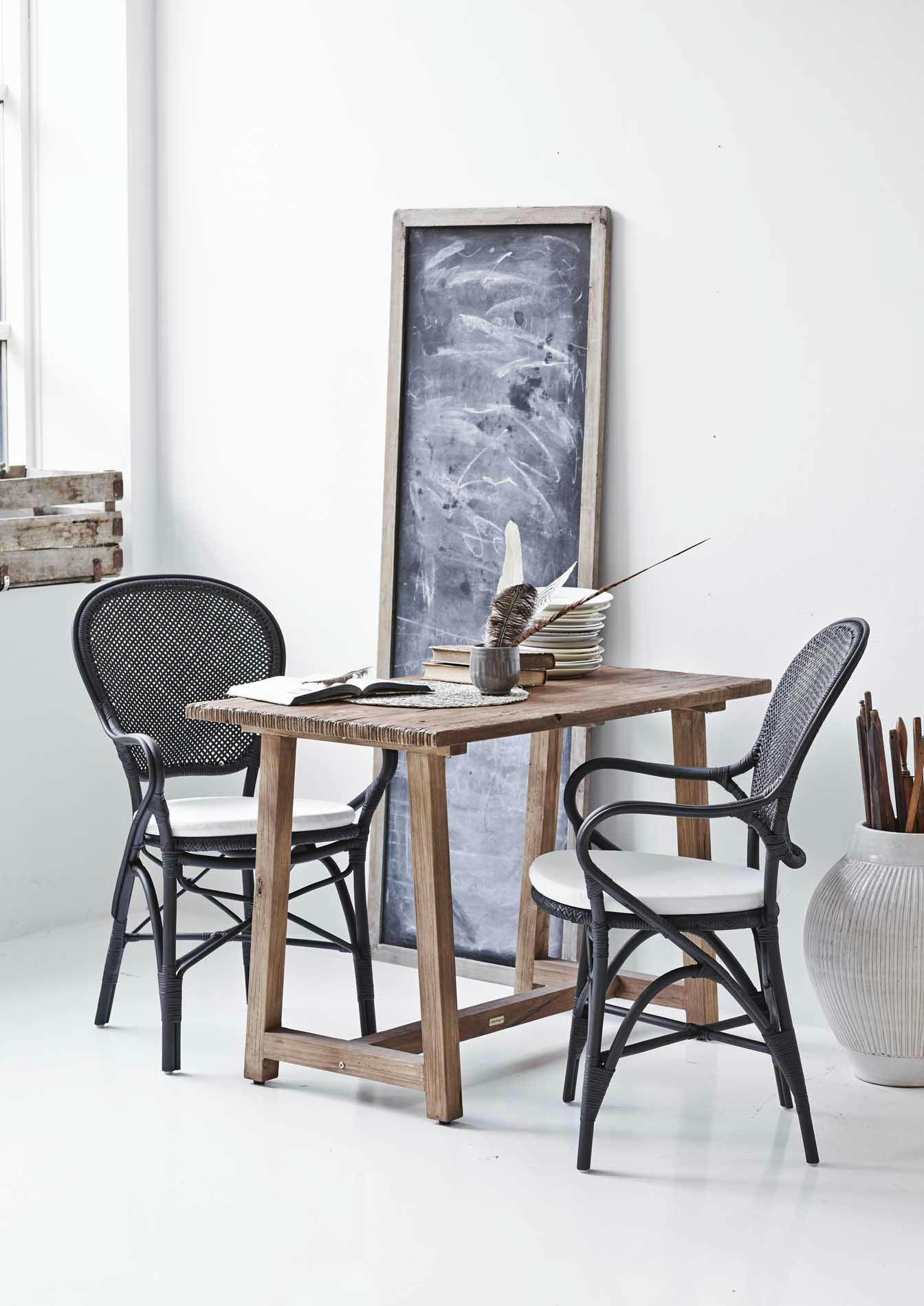 ROSSINI - Chaise repas empilable en rotin noir mat