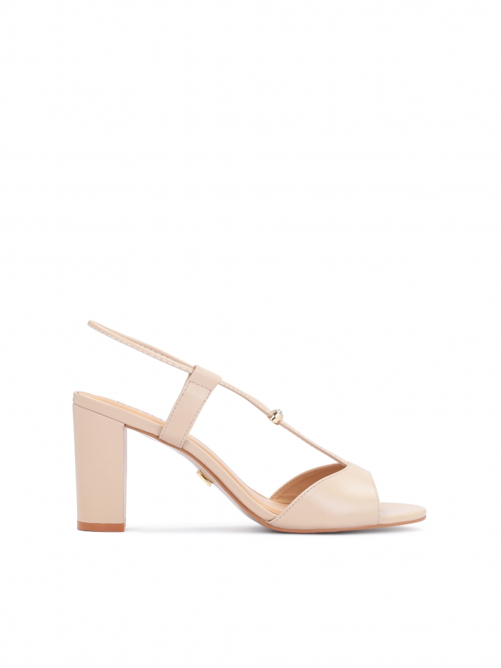 Beige leather sandals with a metal stopper