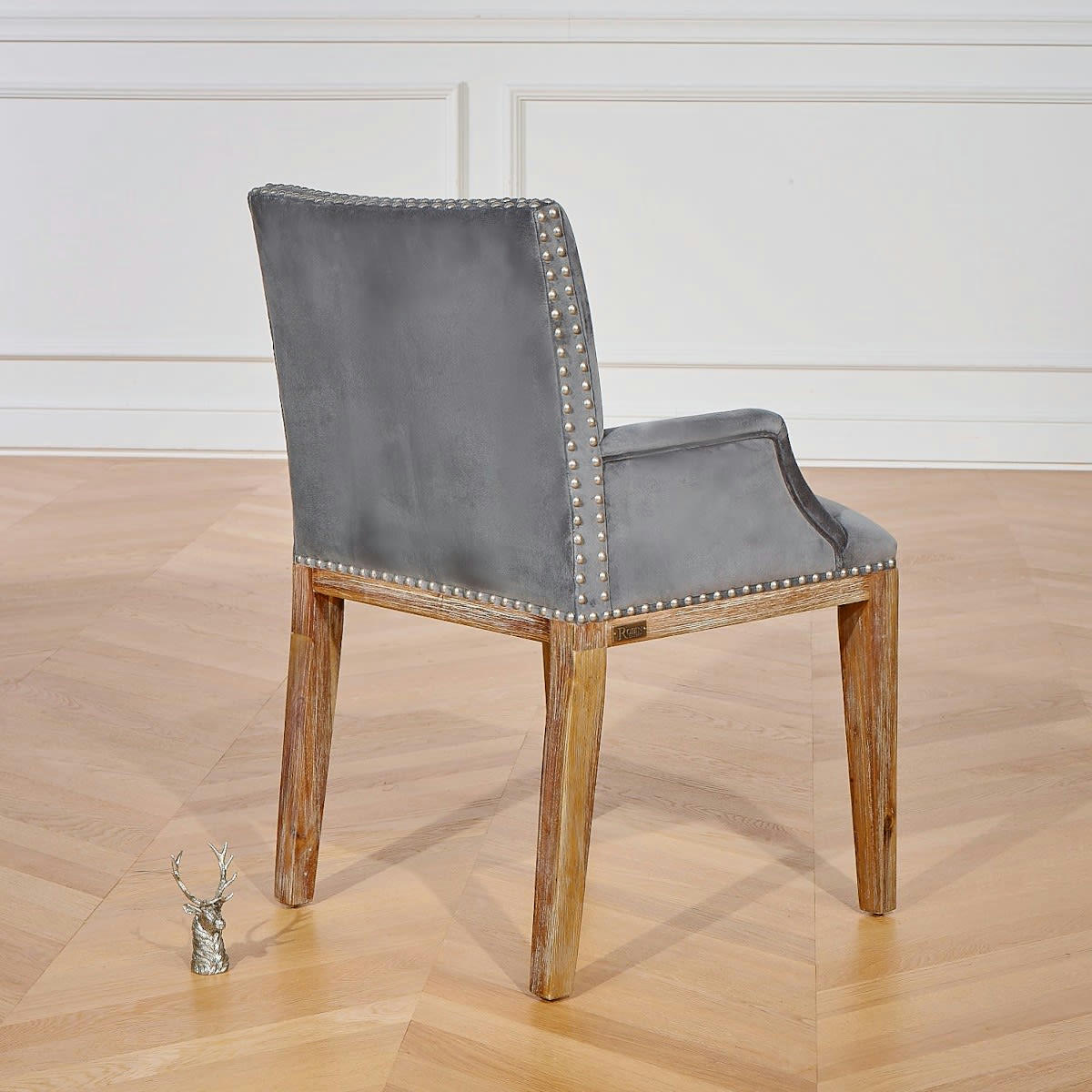 FORGE - KENZA - Fauteuil de table en velours et en bois clouté gris loup