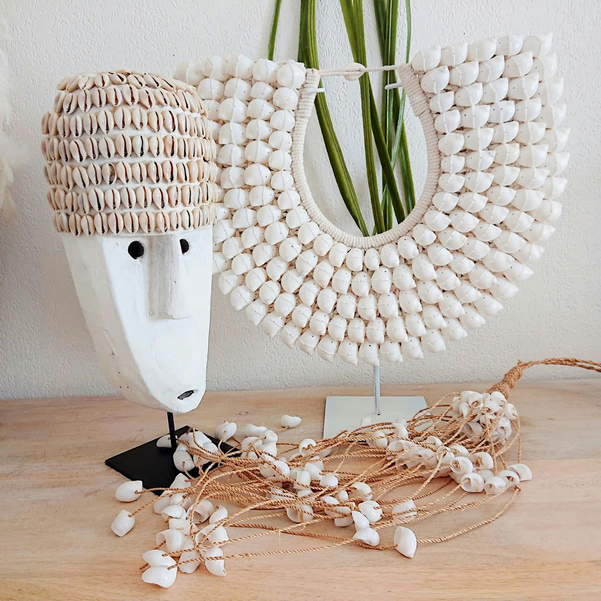 TIMOR - Statue en bois sculpté, blanc H40 cm