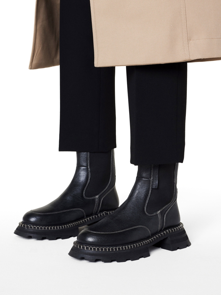 Black leather Chelsea boots with contrasting trim