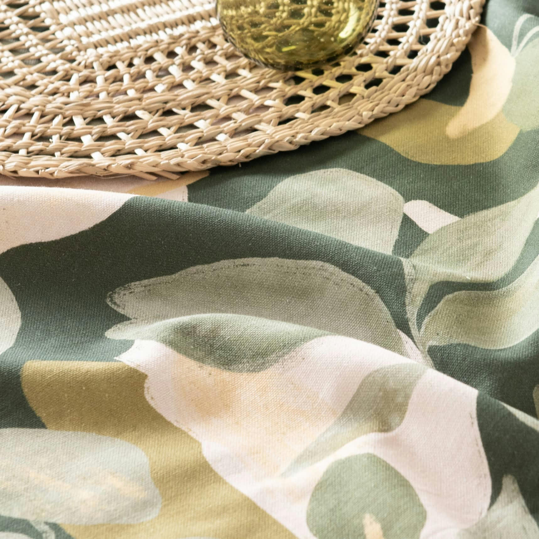 MAURES - Nappe en coton biologique imprimée fleurs aquarellées vert kaki 150x250