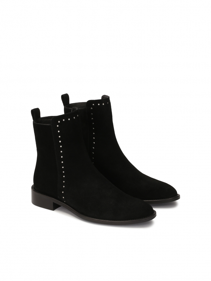 Suede boots with flat sole