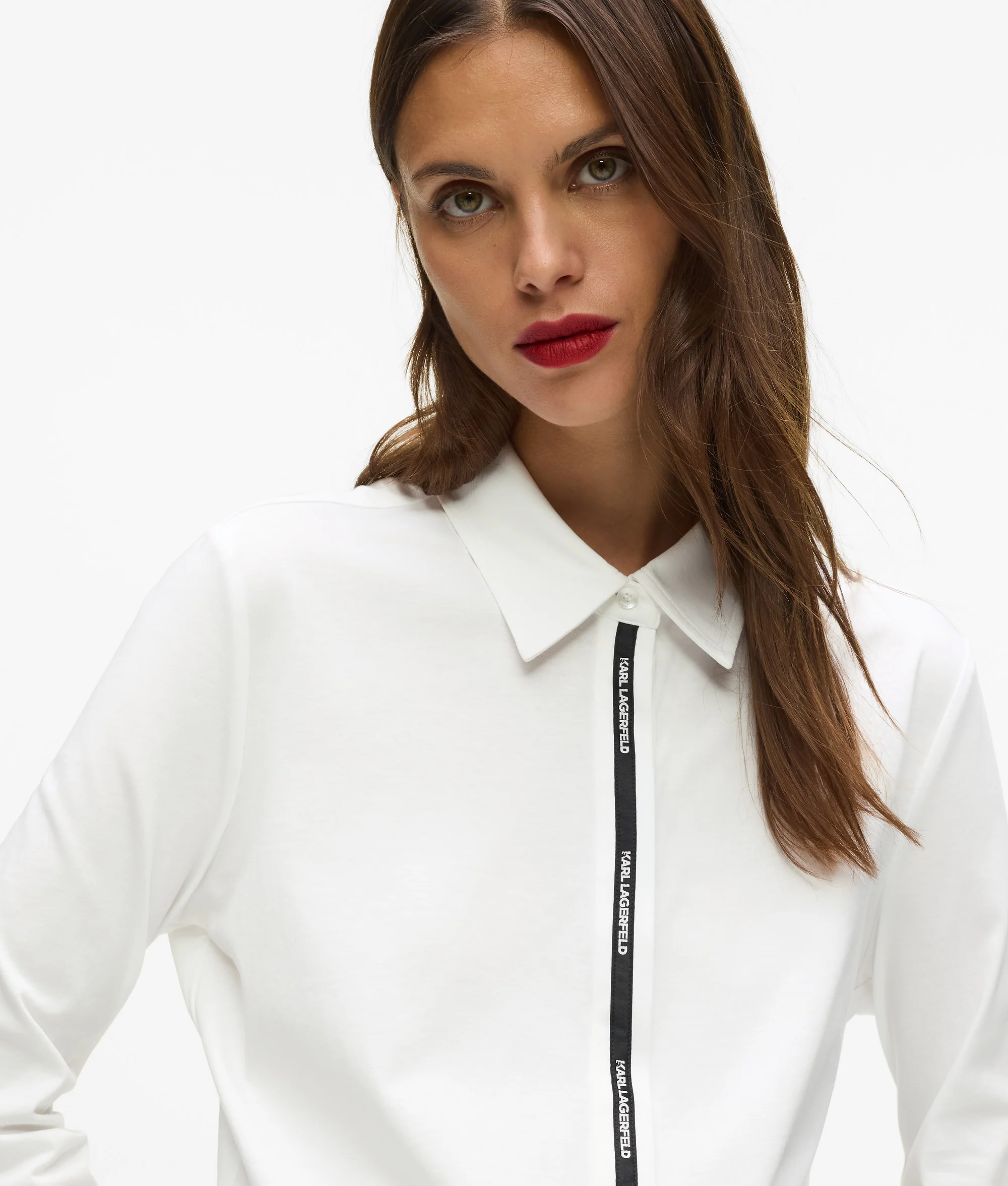 Étiquette de logo sur la chemise