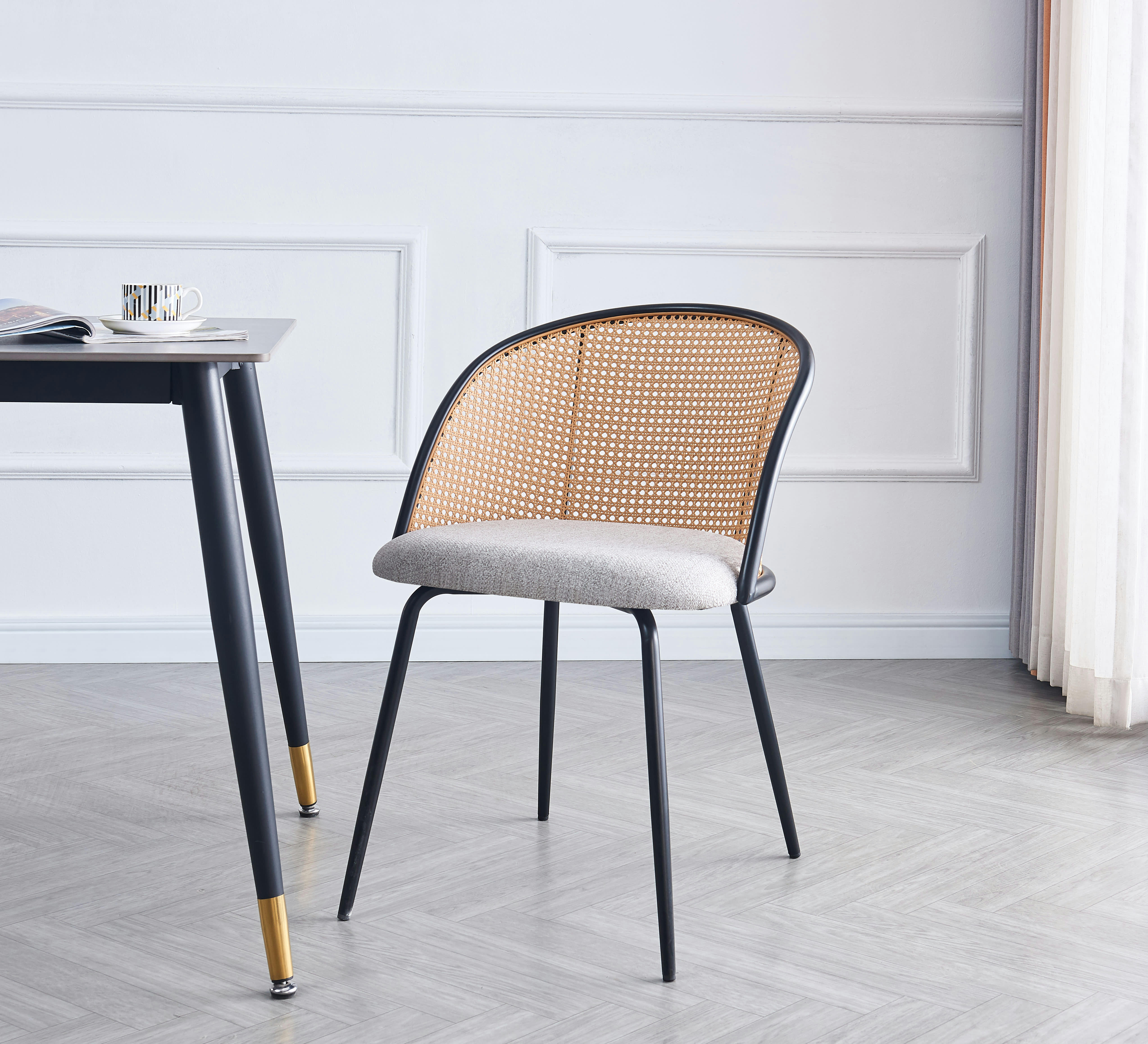 - Lot de 2 chaises en métal et cannage avec assise en  tissu gris