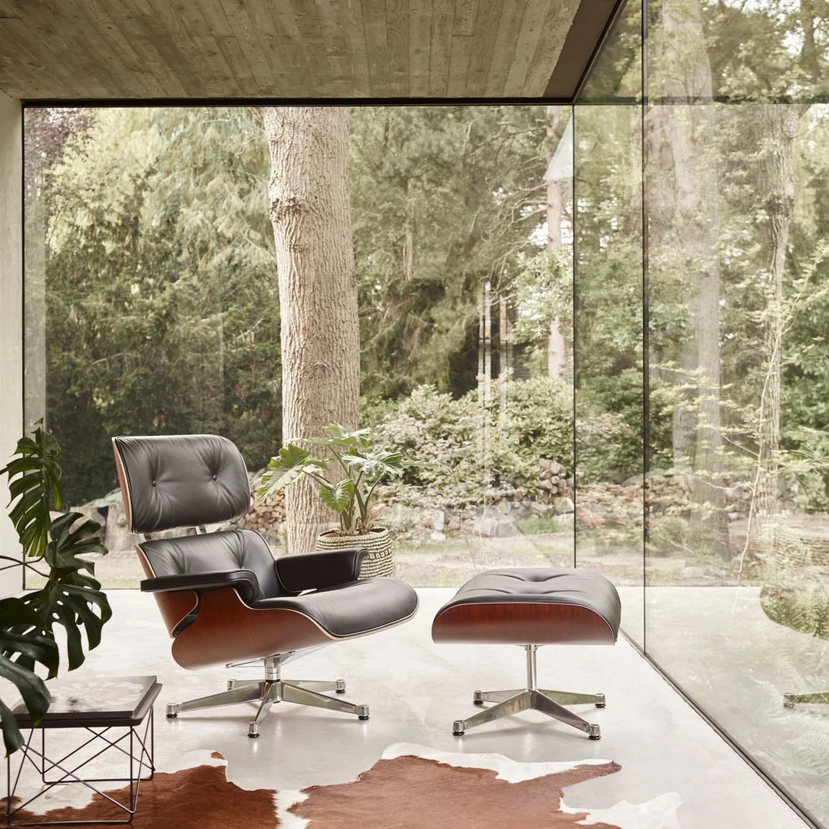 Vitra - Lounge Chair, poliert / Seiten schwarz, Kirschbaum, Leder Premium F chocolate (klassisch)