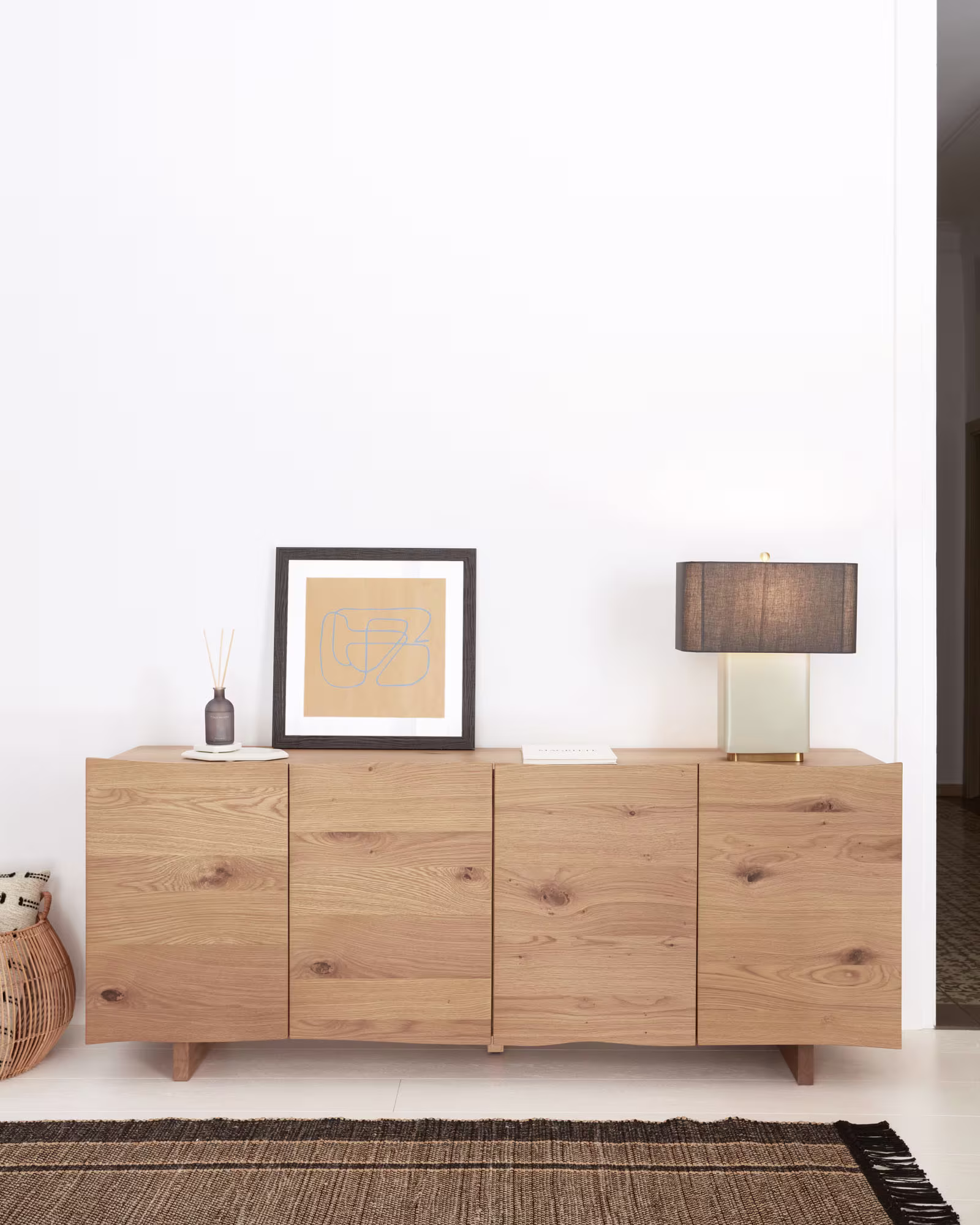 Aparador Rasha 4 puertas de chapa de roble con acabado natural 180 x 71 cm