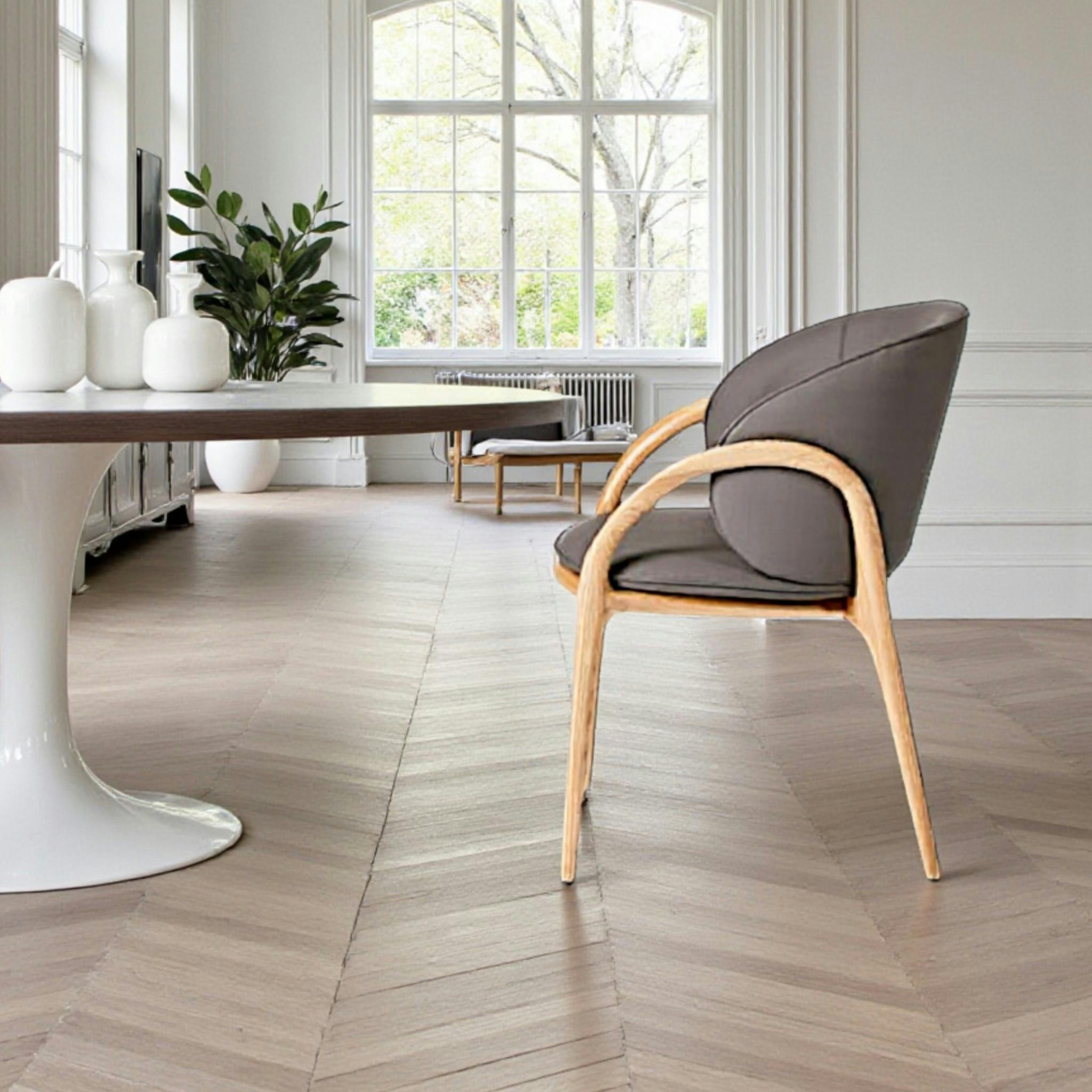 Chaise en cuir gris foncé dos rond accoudoirs bois clair ALDER
