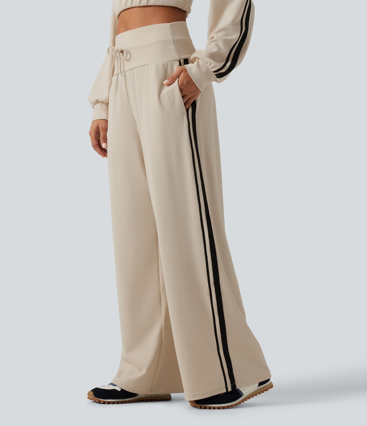 Pantalon gaufré taille haute à cordon de serrage, coupe large et bandes latérales avec poches