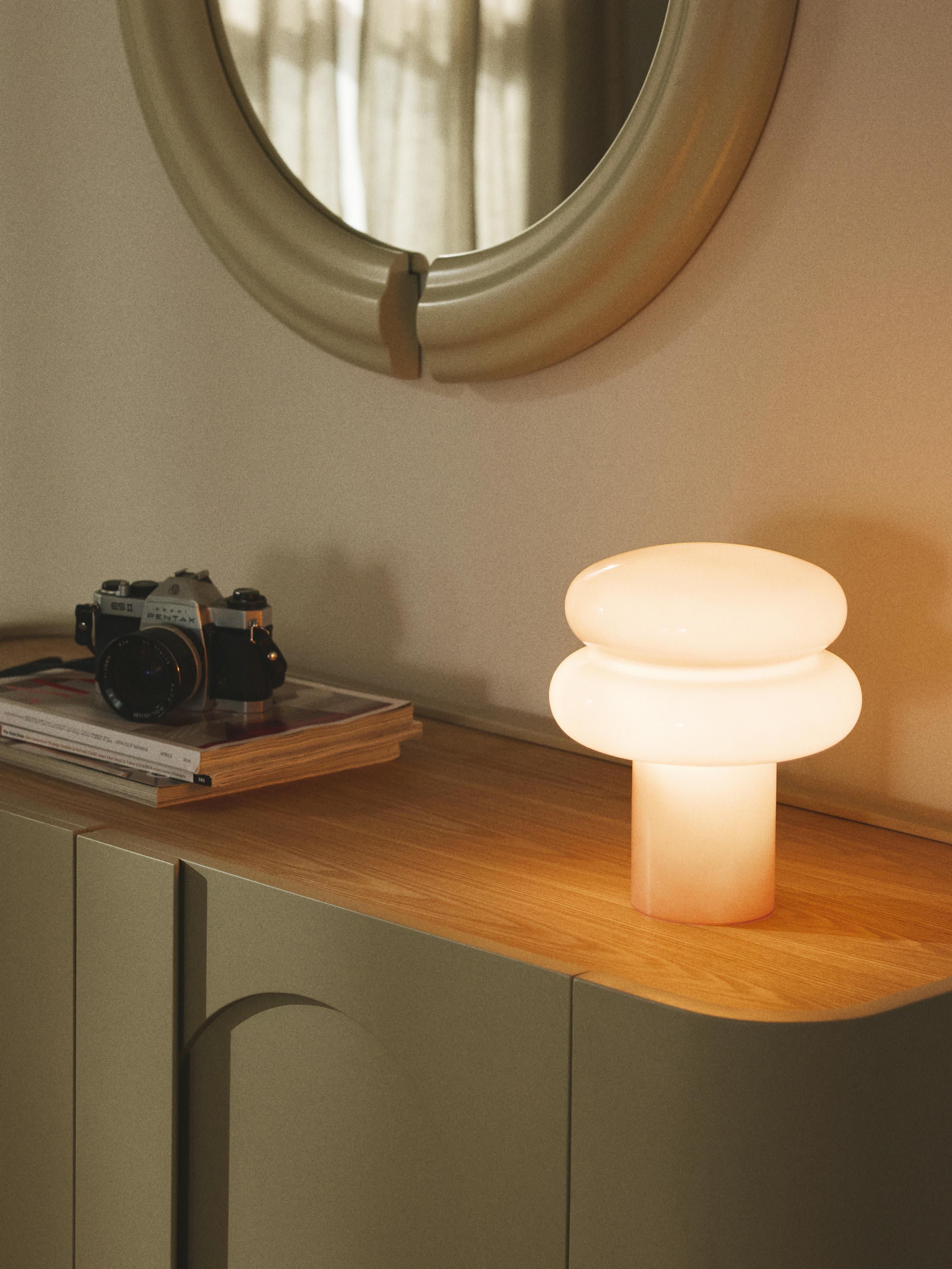 Kleine Tischlampe Baya aus Opalglas