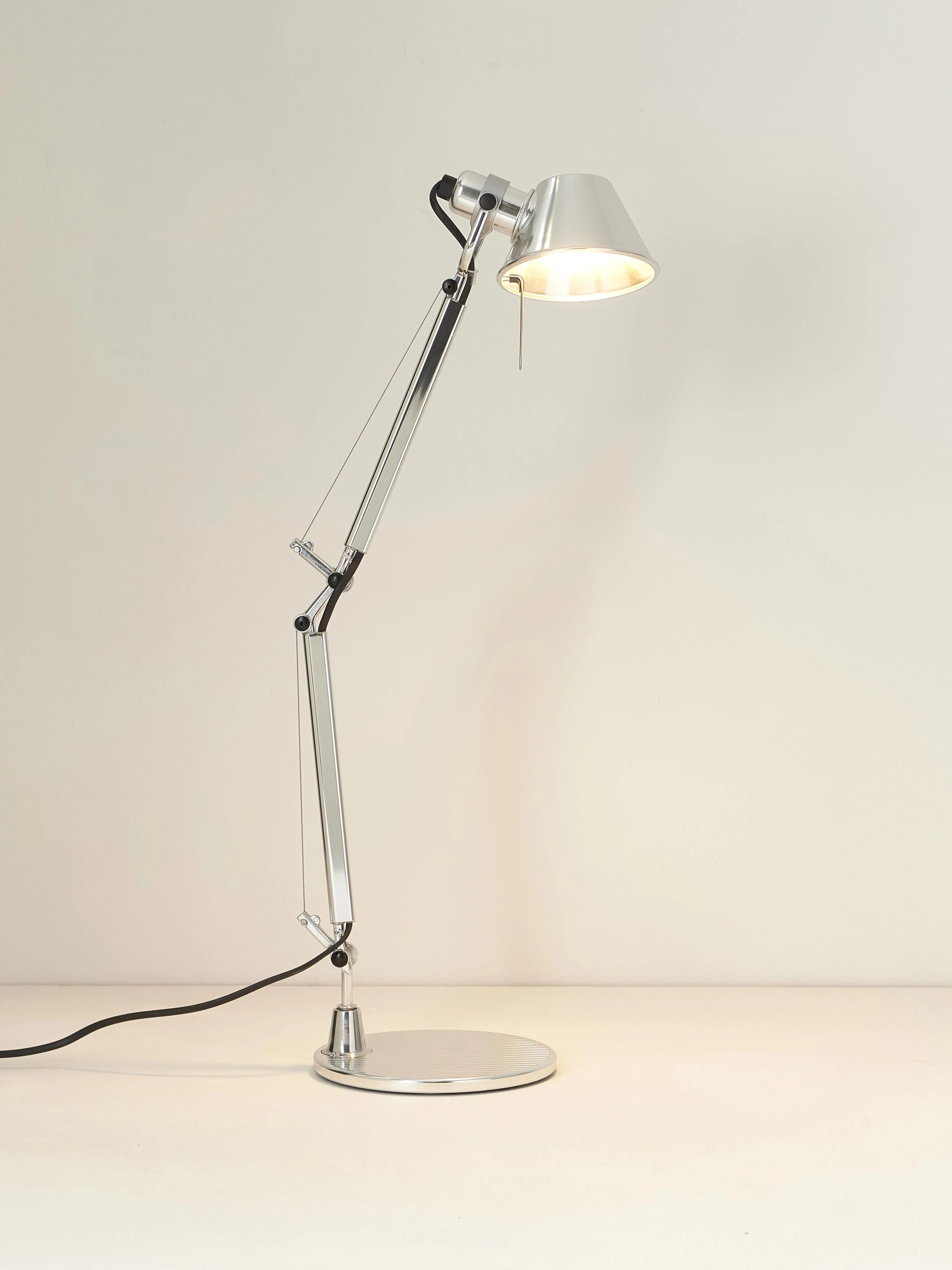 Verstellbare Schreibtischlampe Tolomeo Micro