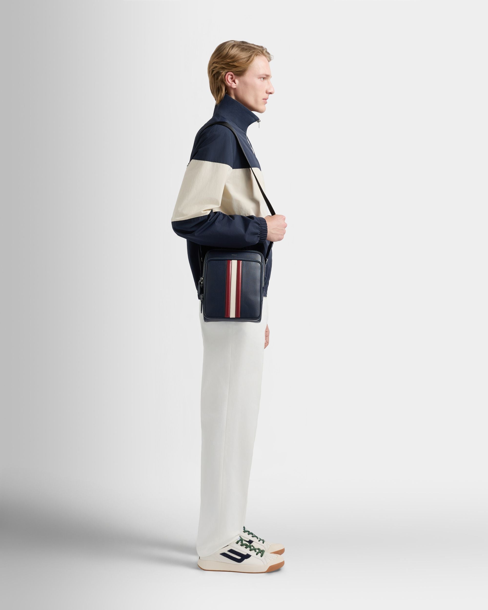 Umhängetasche Mythos aus recyceltem Leder in Navy Blue