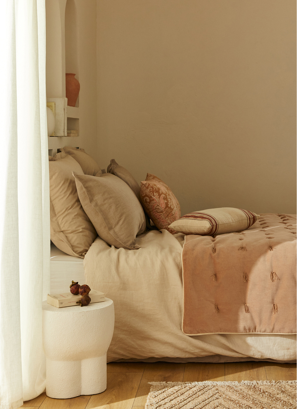 ÉDREDON EN VELOURS GANSÉ D'UN BIAIS CONTRASTÉ CAFÉ GLACÉ