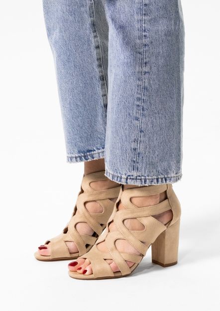 Beige suède opengewerkte sandalen met hak