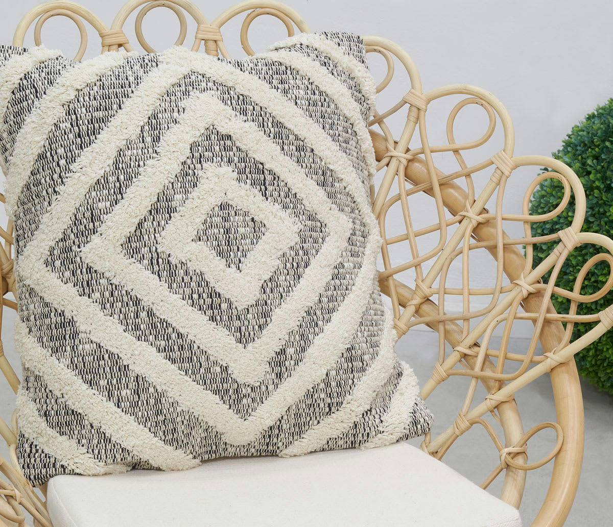 - Coussin en coton écru et beige losanges